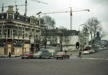 803764 Gezicht op het Stationsplein te Utrecht, vanaf de hoek met de Leidseweg, met links het voor sloop bestemde pand ...